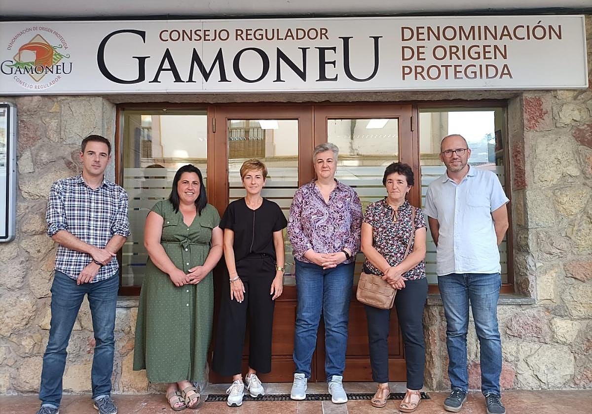 Armando Menéndez (Asincar) junto a Graciela Valle y Pepi Bárcena (DOP Gamonéu), Patricia Ruas (IPLA), Rosa Sánchez (quesería Vega de Ario) y Luis Noriega (IPLA).