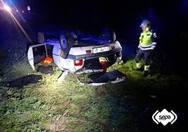 El coche acabó completamente volcado.