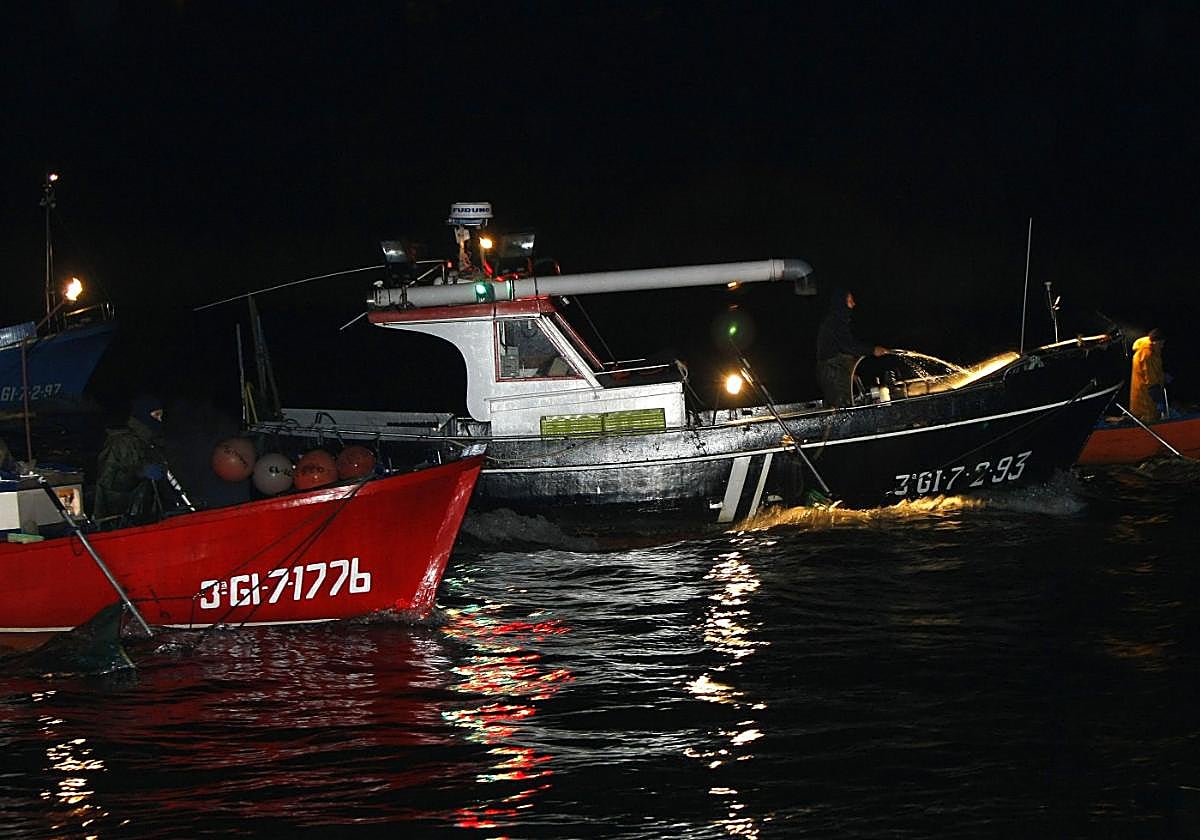Imagen de archivo de embarcaciones de pesca de angula.