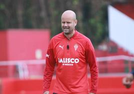 Miguel Ángel Ramírez, en el entrenamiento del Sporting.