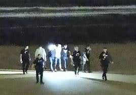 Los policías sacan al hombre del agua.