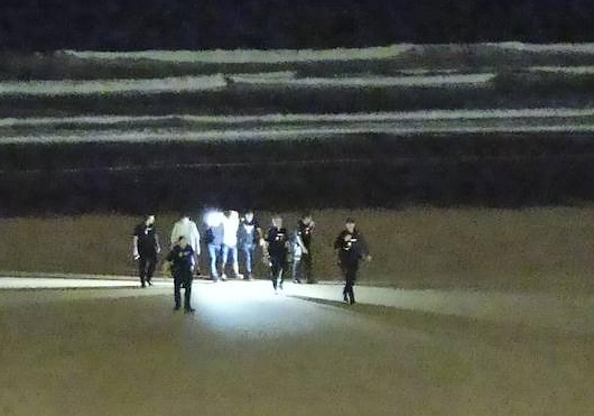 Los policías sacan al hombre del agua.