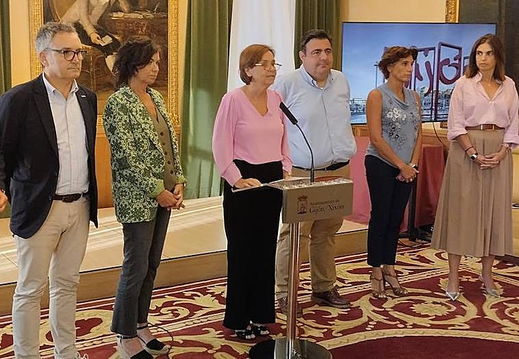 Comparecencia de Carmen Moriyón acompañada de miembros de su partido.