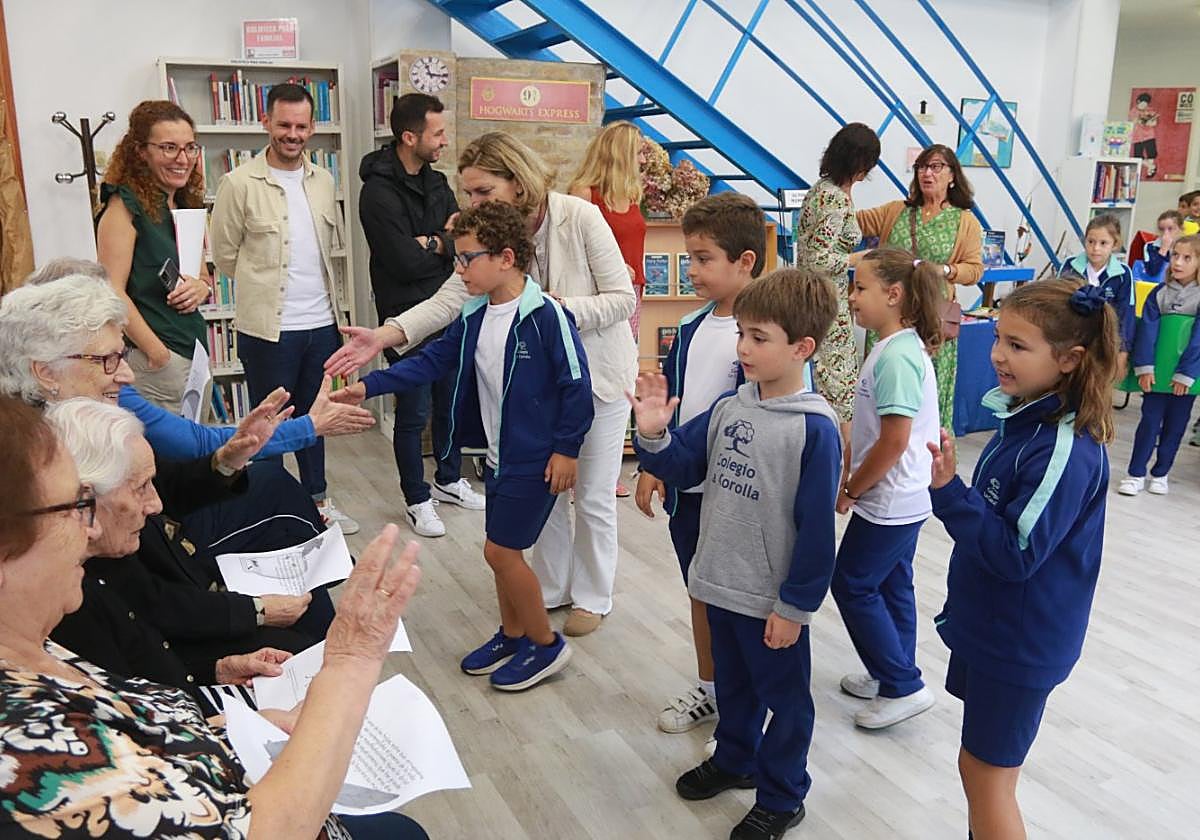 Alumnos del colegio La Corolla dan la mano a los usuarios del Centro de Día de La Camocha.
