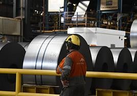 Un trabajador de Arcelor, en las instalaciones de una de las líneas de galvanizado de Avilés.