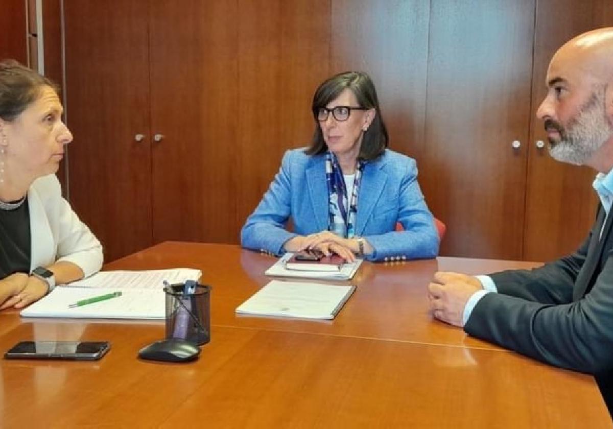 Vanesa Mateo, Nieves Roqueñí y Paulo García, reunidos ayer en Oviedo.