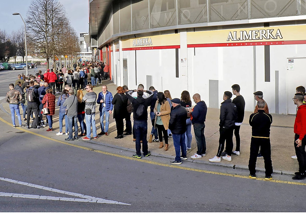 Aficionados del Sporting, delante de las taquillas de El Molinón.