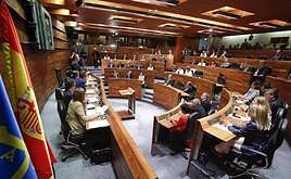 El debate sobre la amnistía en el Parlamento asturiano desata fuertes críticas entre PSOE y PP