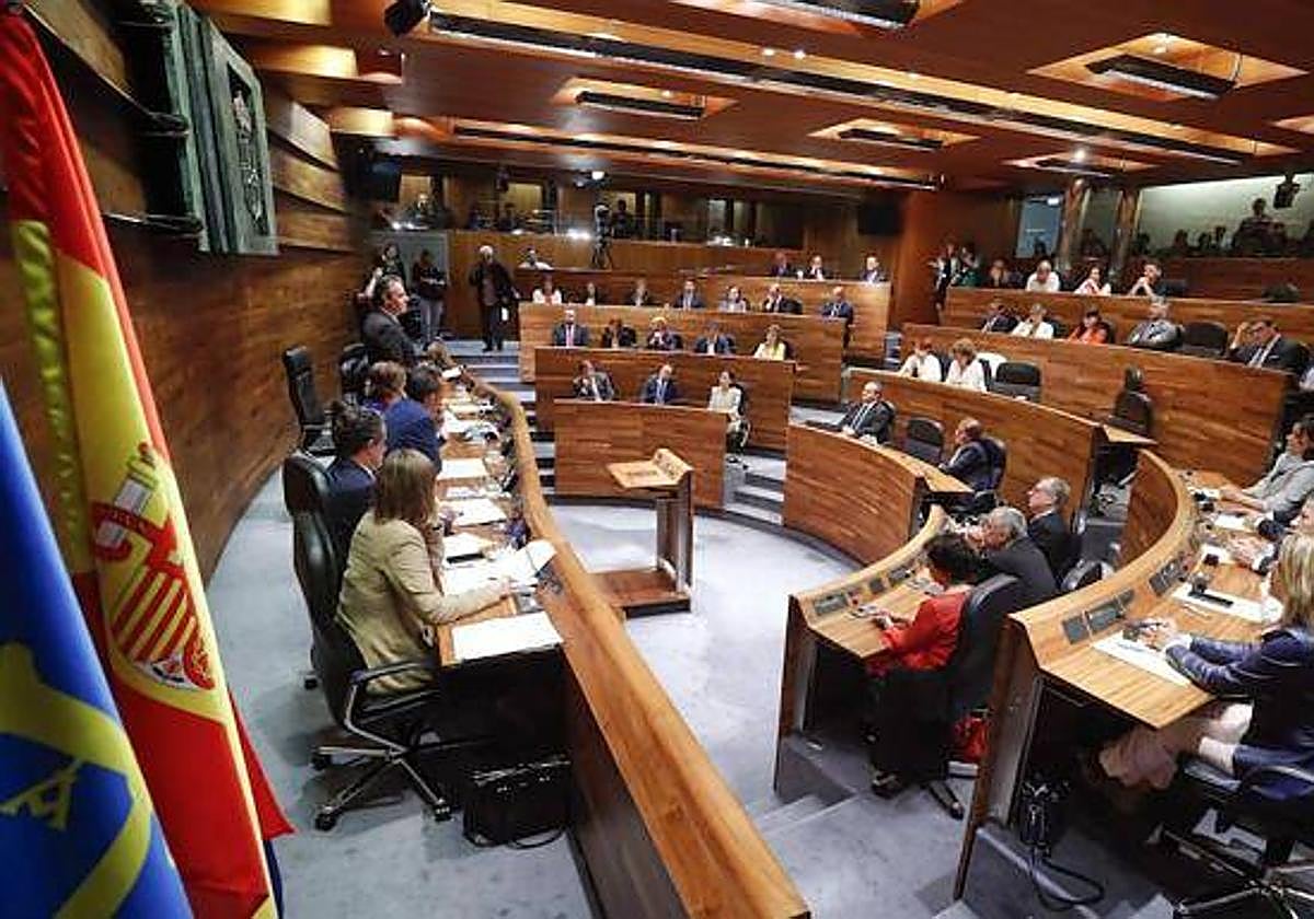 El debate sobre la amnistía en el Parlamento asturiano desata fuertes críticas entre PSOE y PP