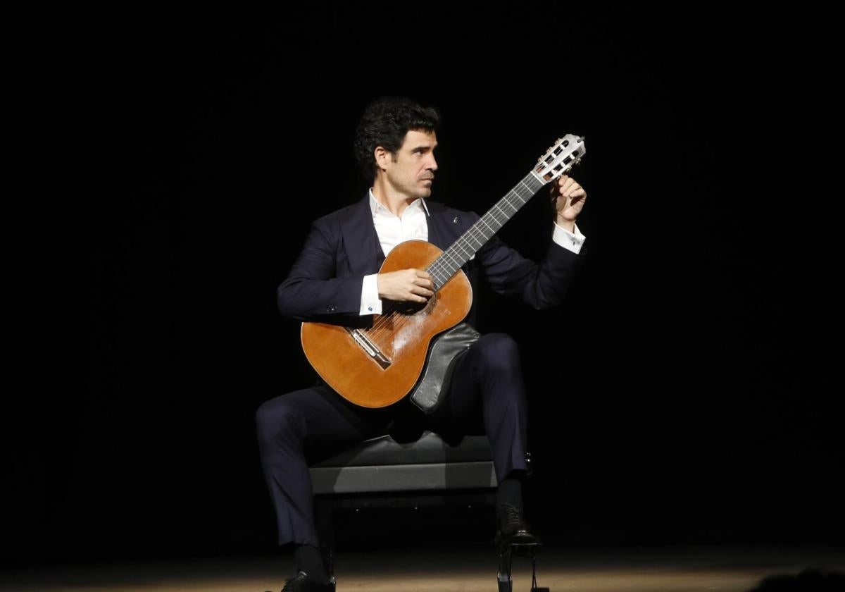 El guitarrista Pablo Sáinz Villegas durante el recital en el Teatro Jovellanos.