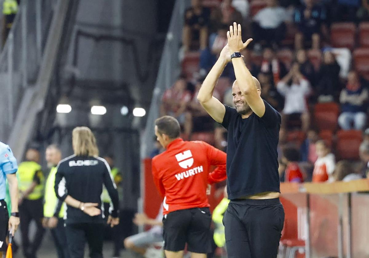 Miguel Ángel Ramírez aplaude a su equipo durante el partido ante el Elche.