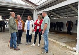 La alcaldesa, en el centro, en la feria ganadera junto a varios diputados regionales del PP.