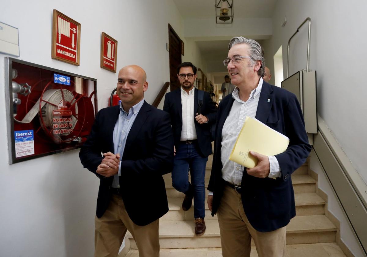 Reunión negociadora de junio entre Foro y PP; en primer plano Jesús Martínez Salvador y Pablo González.