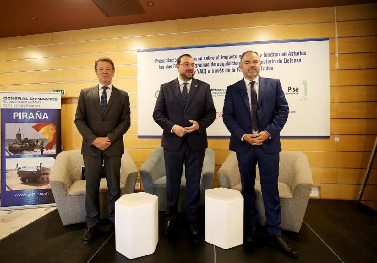 De izquierda a derecha, el director general de General Dymamics-Santa Bárbara Sistemas, Juan Escriña; el presidente del Principado, Adrián Barbón, y el presidente de la Cámara de Comercio de Oviedo, Carlos Paniceres.