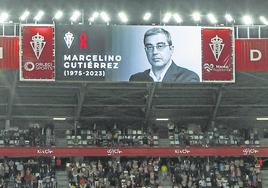 Jugadores y público rinden homenaje a Marcelino Gutiérrez durante le minuto de silencio que precedió al partido.