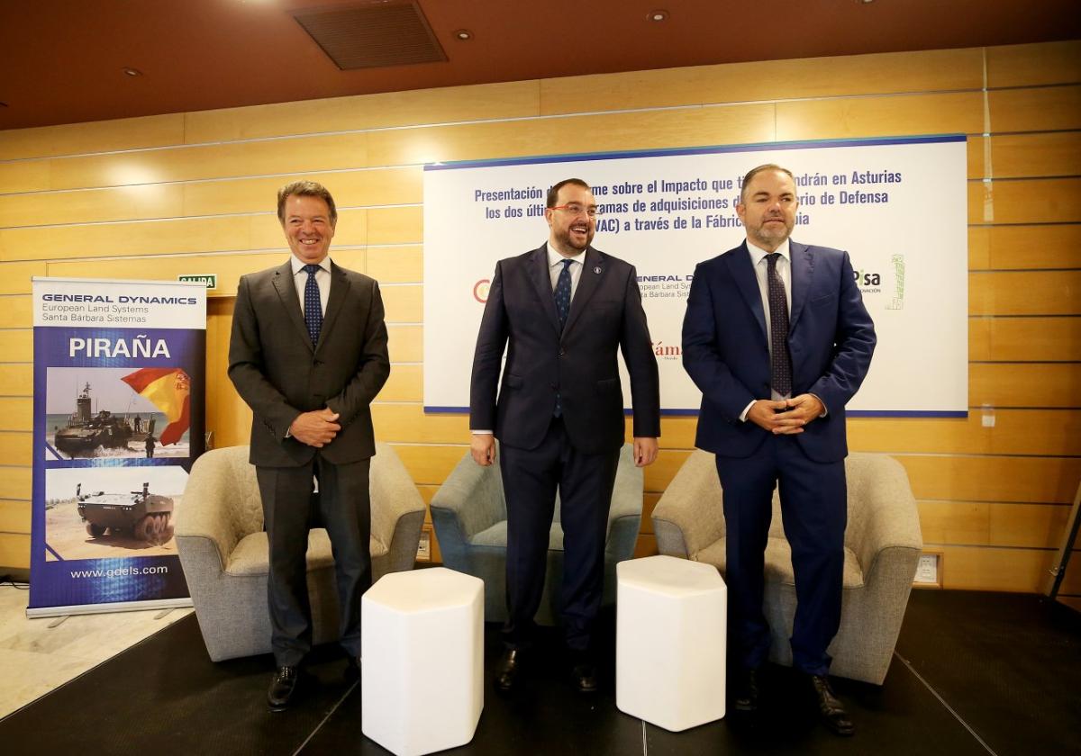 Juan Escriña, Adrián Barbón y Carlos Paniceres, ayer, en el hotel Palacio de Cristal del Calatrava.