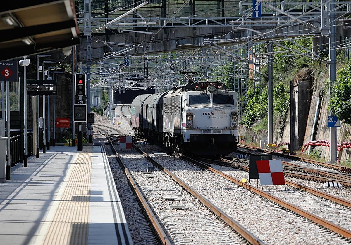 Tren de mercancías de Renfe delante del primer túnel de la variante, en Pola de Lena.