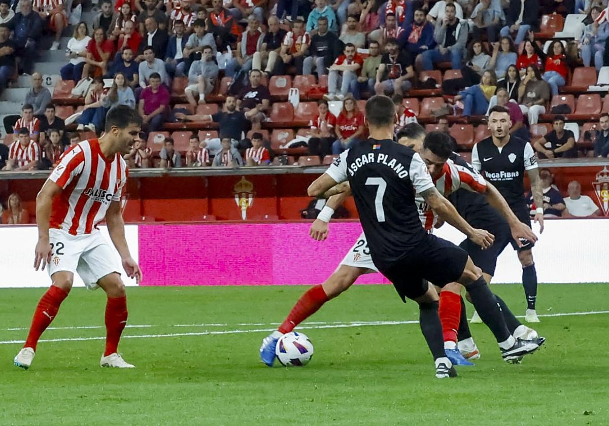 Róber Pier observa a Alexandru Pascanu tratar de superar a dos rivales.