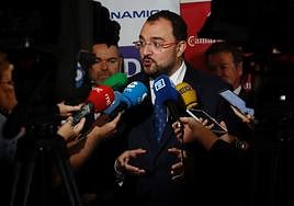 Barbón: «Ojalá no hubiera que echar a Vox porque nunca debieron estar»