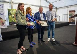 Patricia Ferrero, Patricia Miriam Martínez, Maximino Solís e Iván Allende, durante el homenaje en Infiesto.