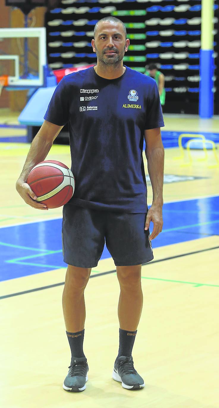 El técnico Javi Rodríguez afronta desde mañana su segunda etapa en el banquillo del Oviedo Baloncesto.