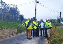 El alcalde de Llanera visita las obras de saneamiento.