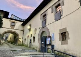 Actual edificio de la Casa de la Cultura y biblioteca en Luarca.