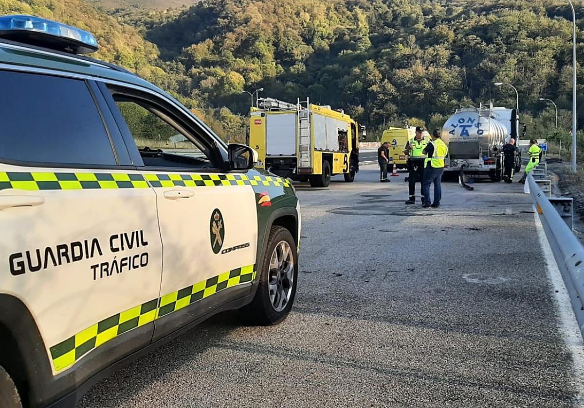 Agentes de la Guardia Civil con el camión de la fuga.