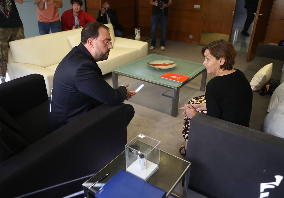 El presidente del Principado, Adrián Barbón, recibió hace unas semanas a la alcaldesa de Gijón, Carmen Moriyón