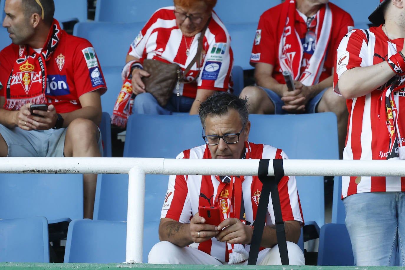 ¿Estuviste en el Racing de Santander - Sporting? ¡Búscate en las fotos de El Sardinero!