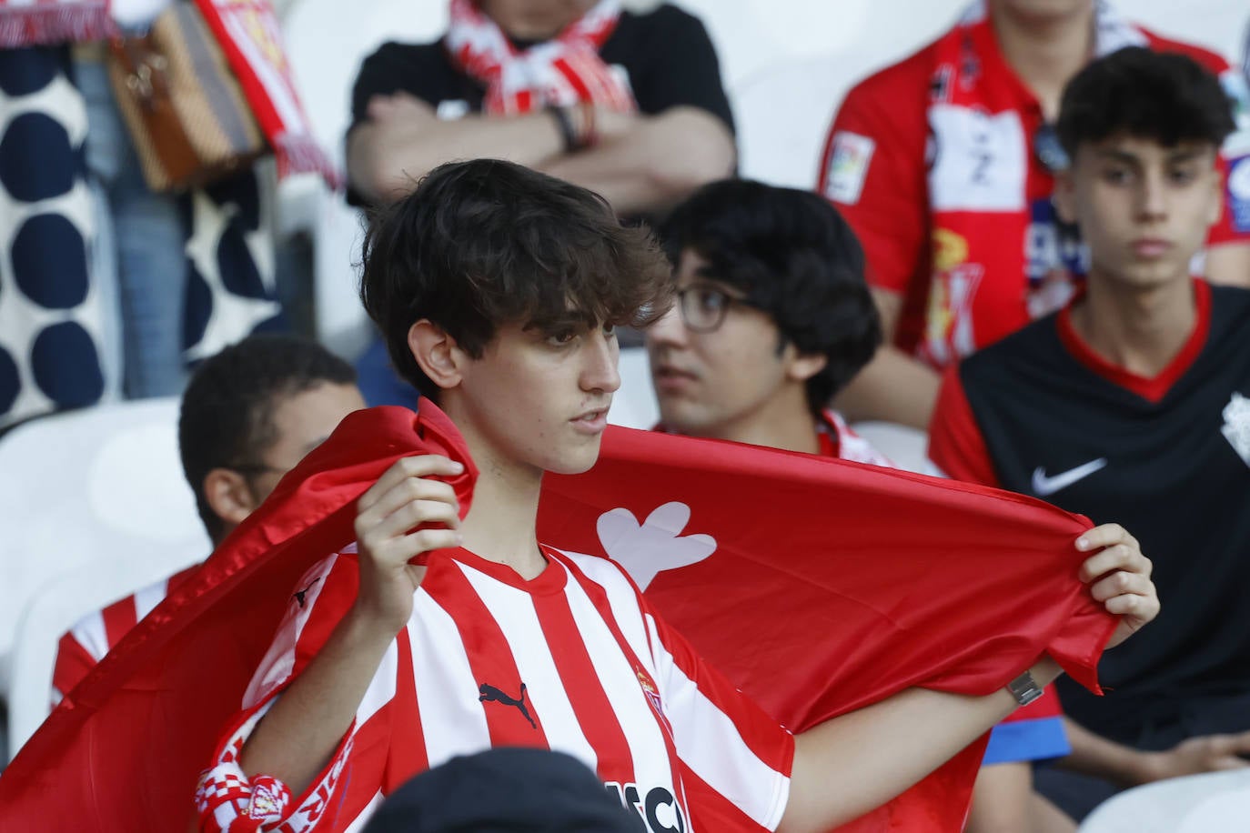 ¿Estuviste en el Racing de Santander - Sporting? ¡Búscate en las fotos de El Sardinero!