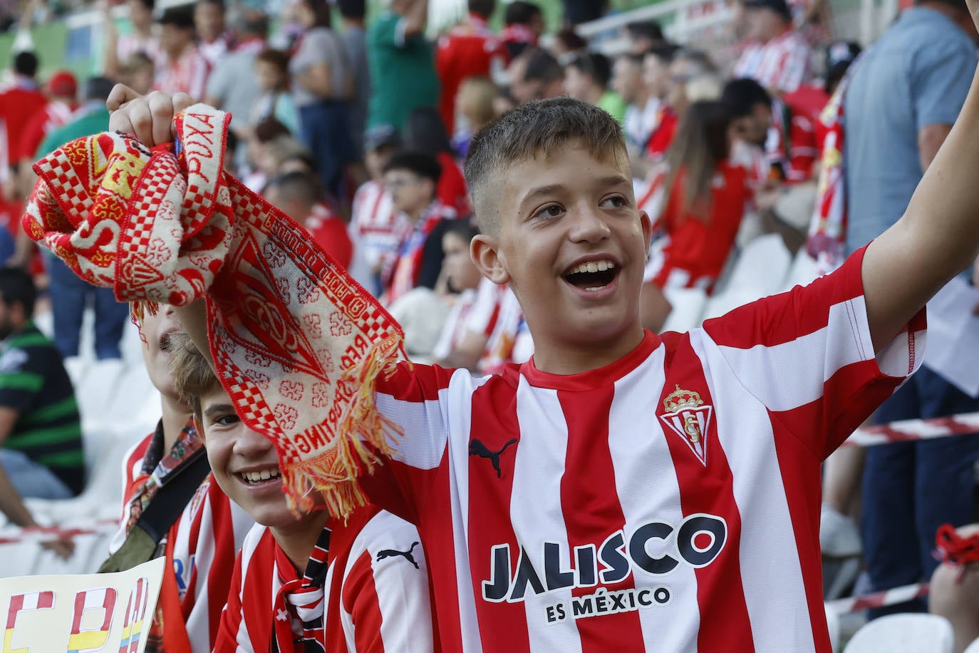 ¿Estuviste en el Racing de Santander - Sporting? ¡Búscate en las fotos de El Sardinero!