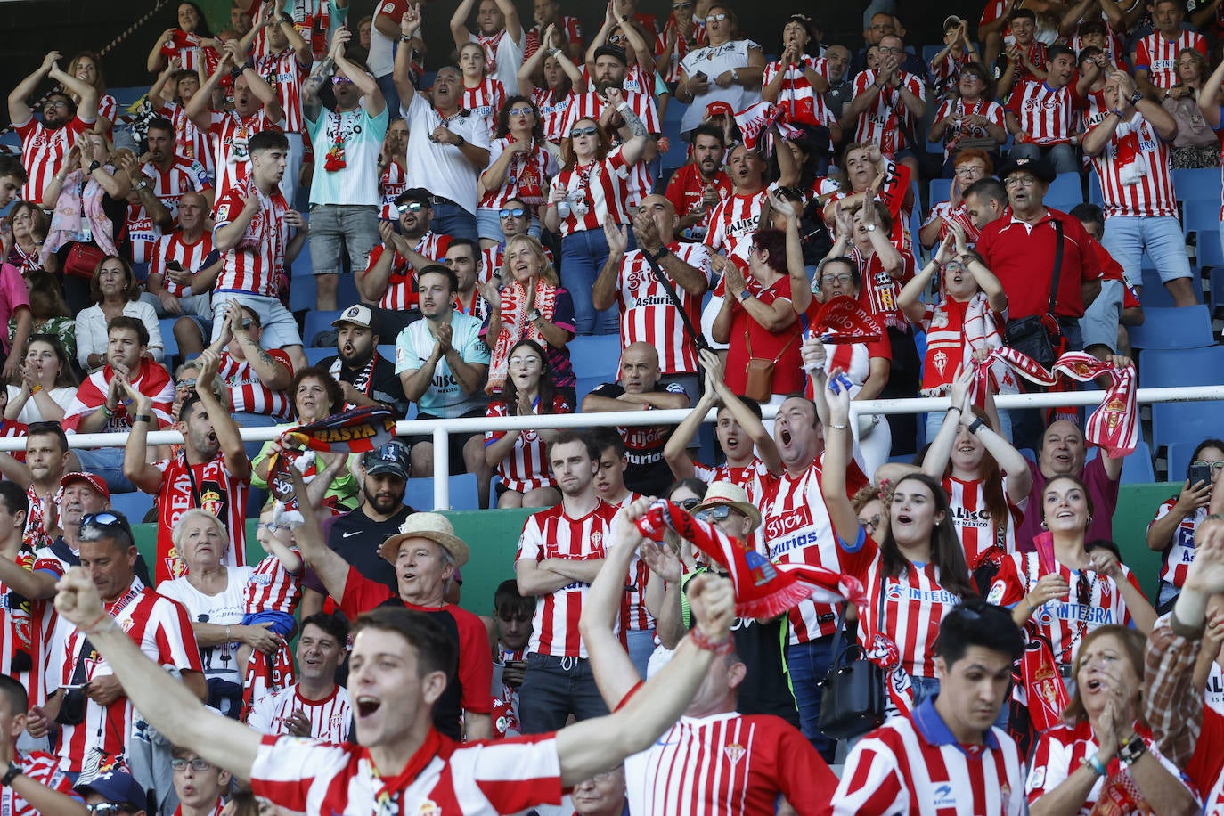 ¿Estuviste en el Racing de Santander - Sporting? ¡Búscate en las fotos de El Sardinero!