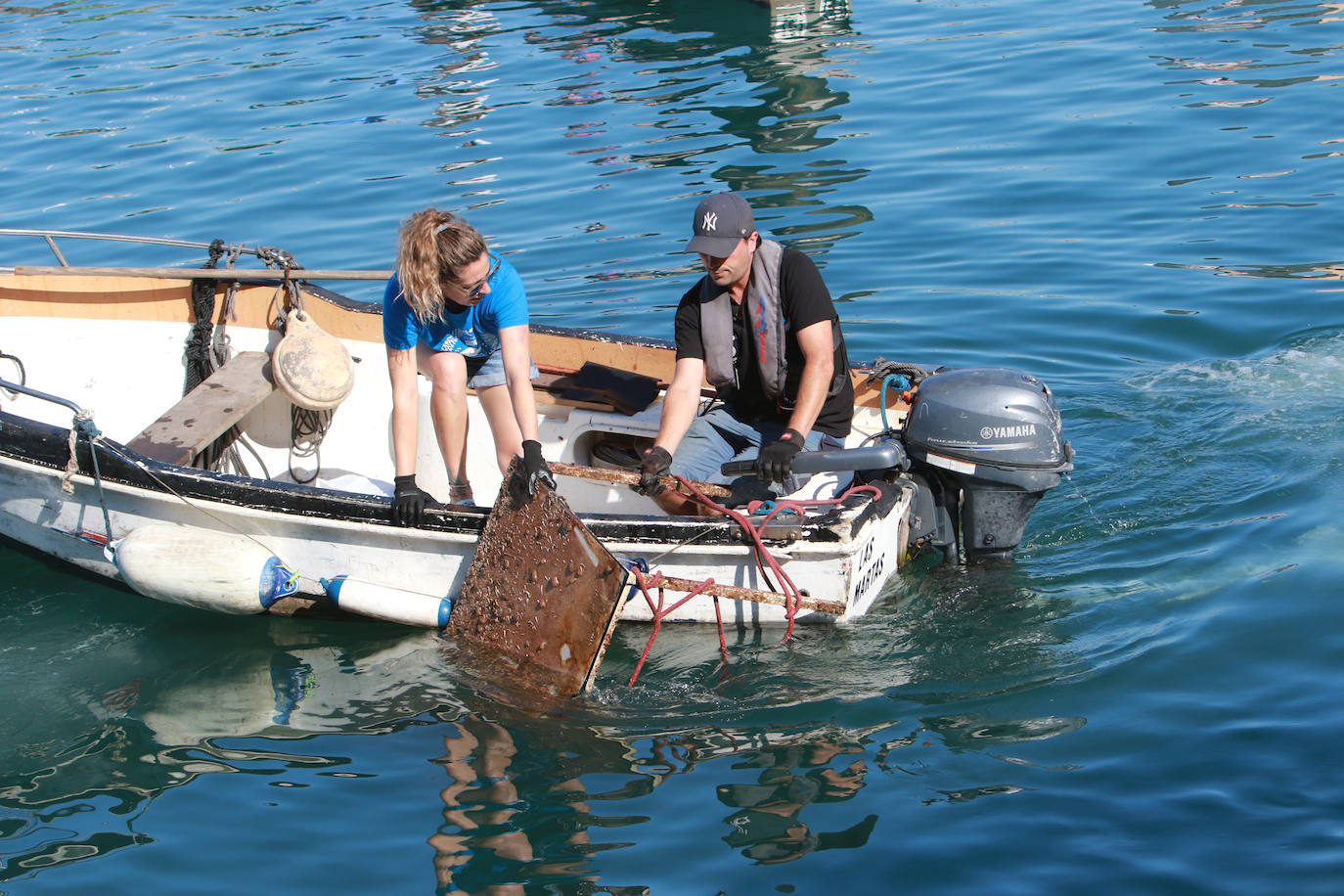 Lo que se esconde bajo el mar en el Puerto Deportivo gijonés