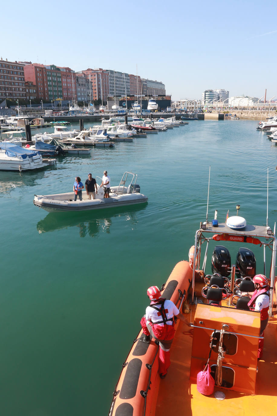 Lo que se esconde bajo el mar en el Puerto Deportivo gijonés