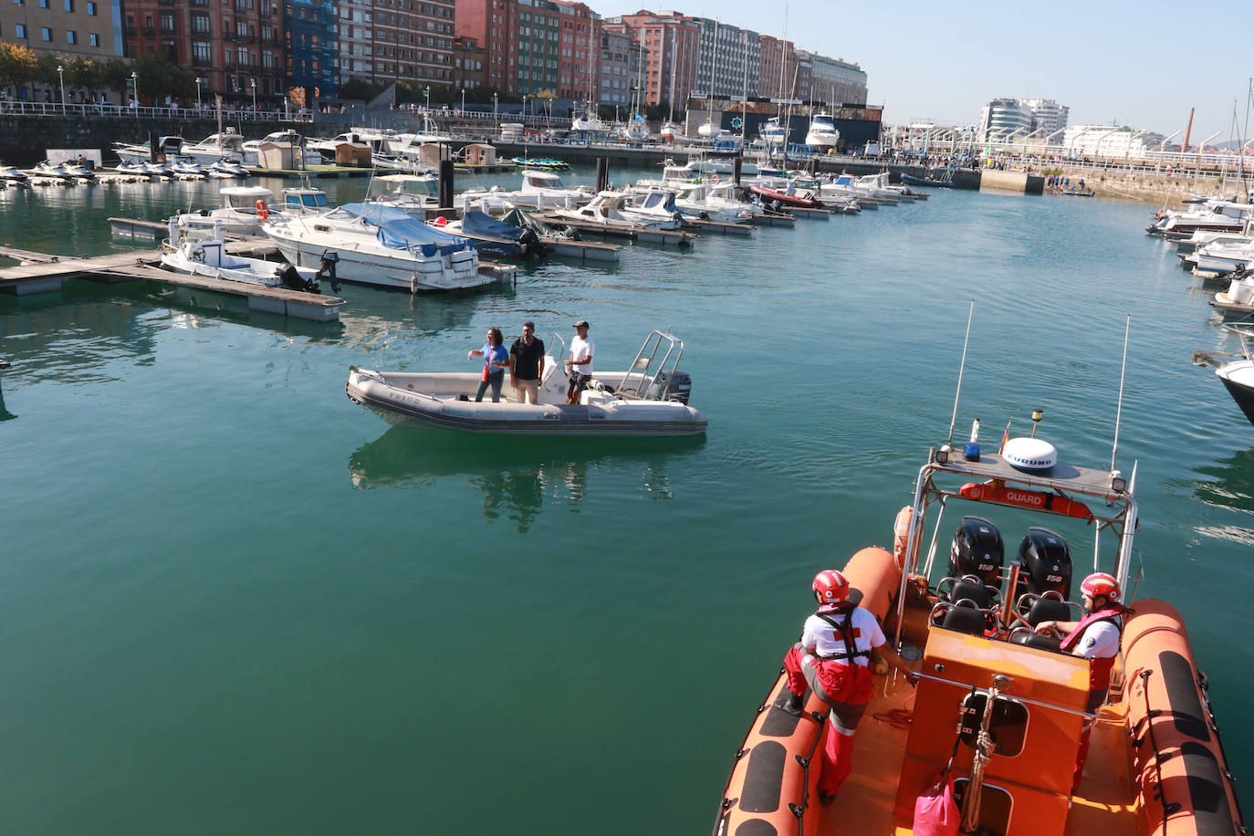 Lo que se esconde bajo el mar en el Puerto Deportivo gijonés