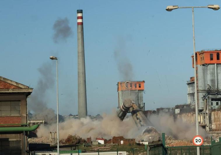 El fallo de un detonador mantiene en pie una de las chimeneas de baterías