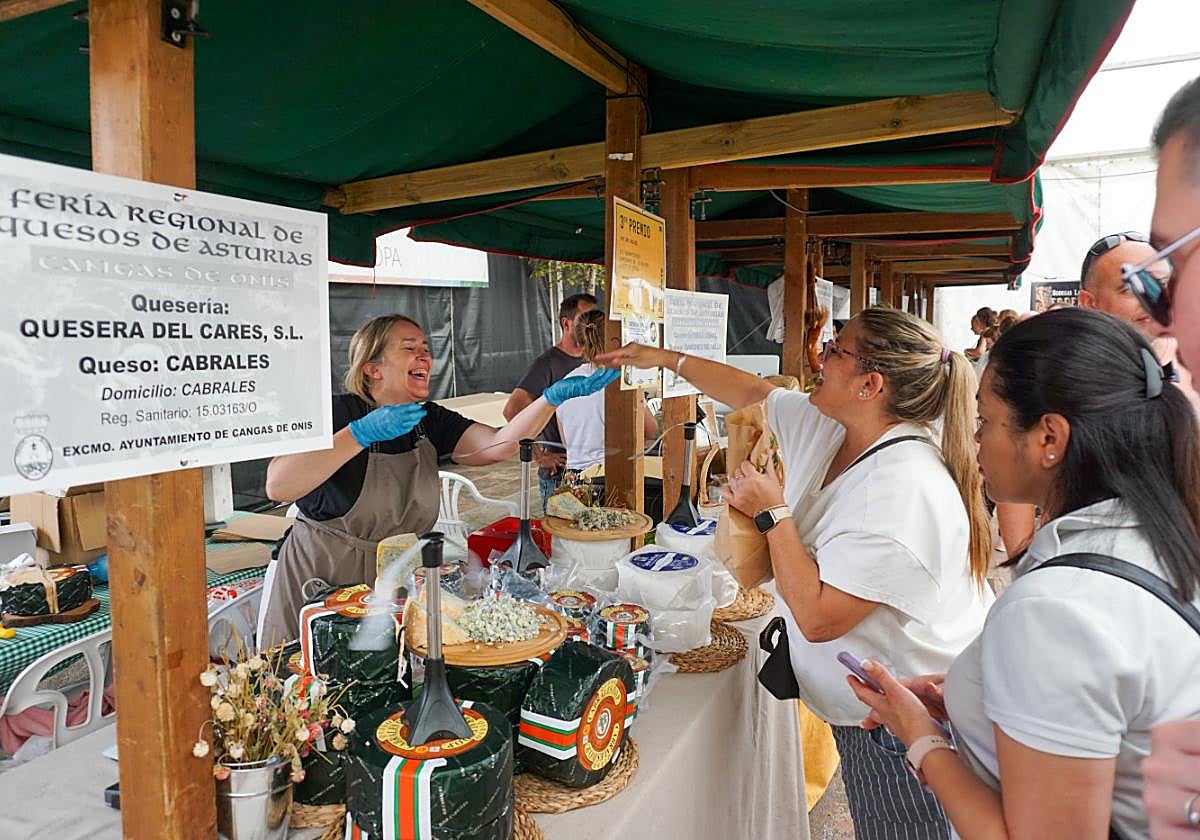 Mónica Fernández, de Quesera del Cares, atendiendo a la clientela que ayer pasó por Cangas de Onís.