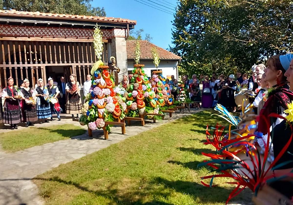 A la vera de la capilla, las mozas de llanisca entonaron las coplas del ofrecimiento del ramo.