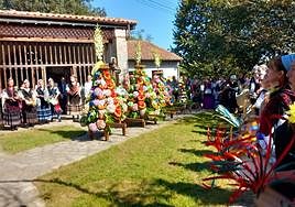 A la vera de la capilla, las mozas de llanisca entonaron las coplas del ofrecimiento del ramo.