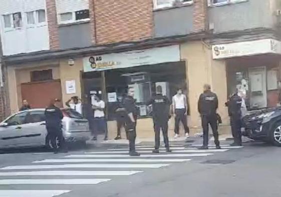 Despliegue policial en El Llano tras la reyerta, con varios de los implicados custodiados por los agentes.