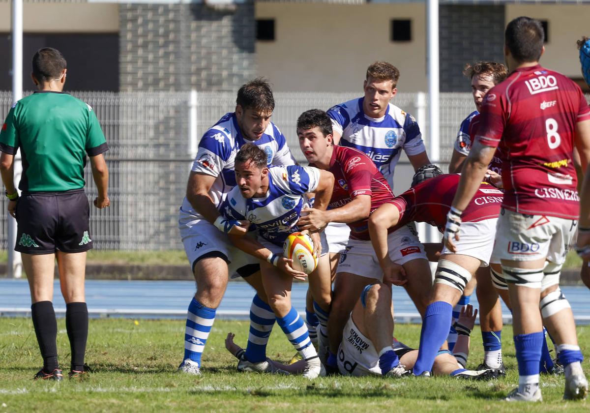 Rafa Migale busca apoyos tras salir de un ruck.