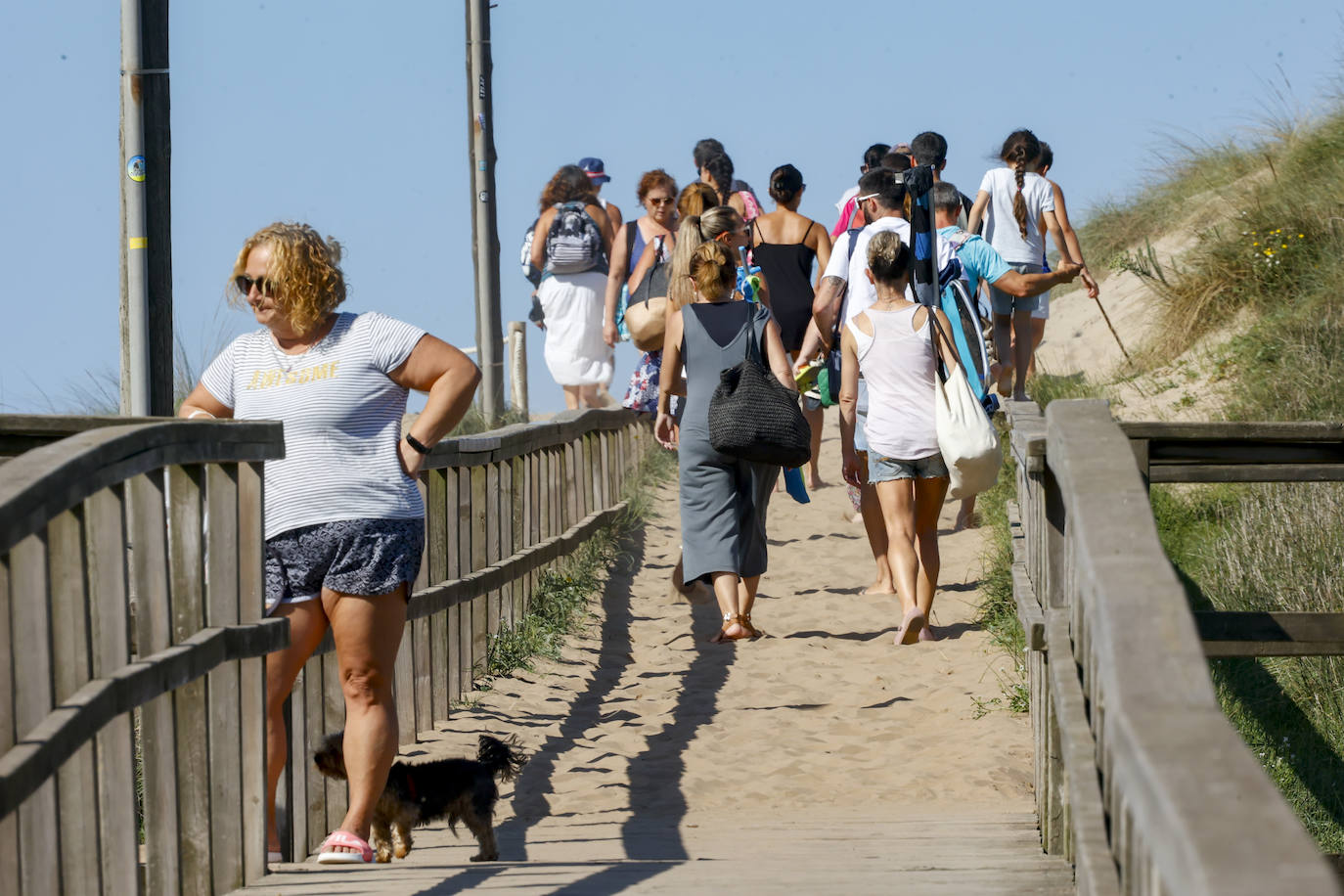 Paseos y playas y terrazas llenas: las imágenes de la jornada de calor en Asturias en pleno octubre