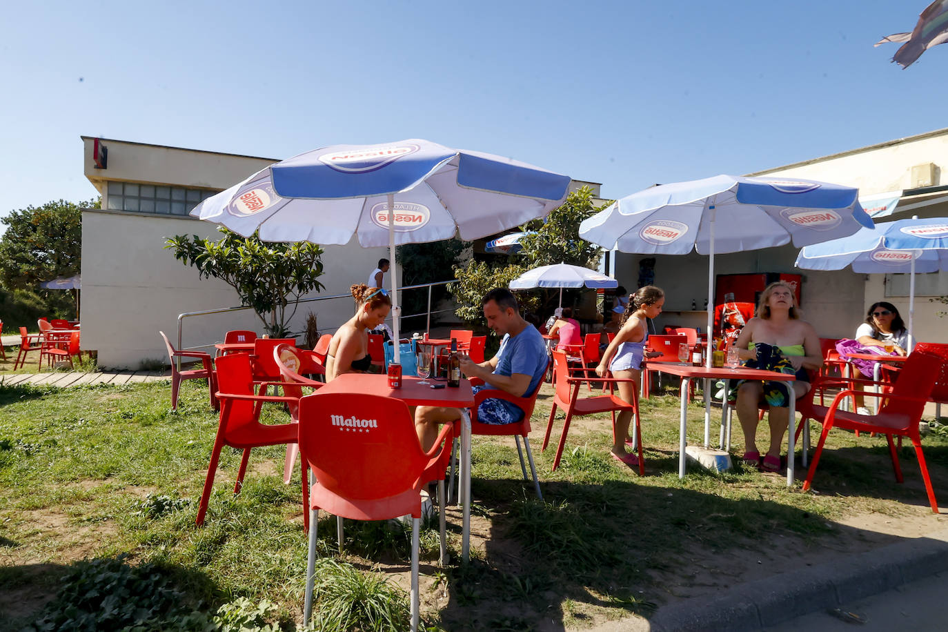 Paseos y playas y terrazas llenas: las imágenes de la jornada de calor en Asturias en pleno octubre