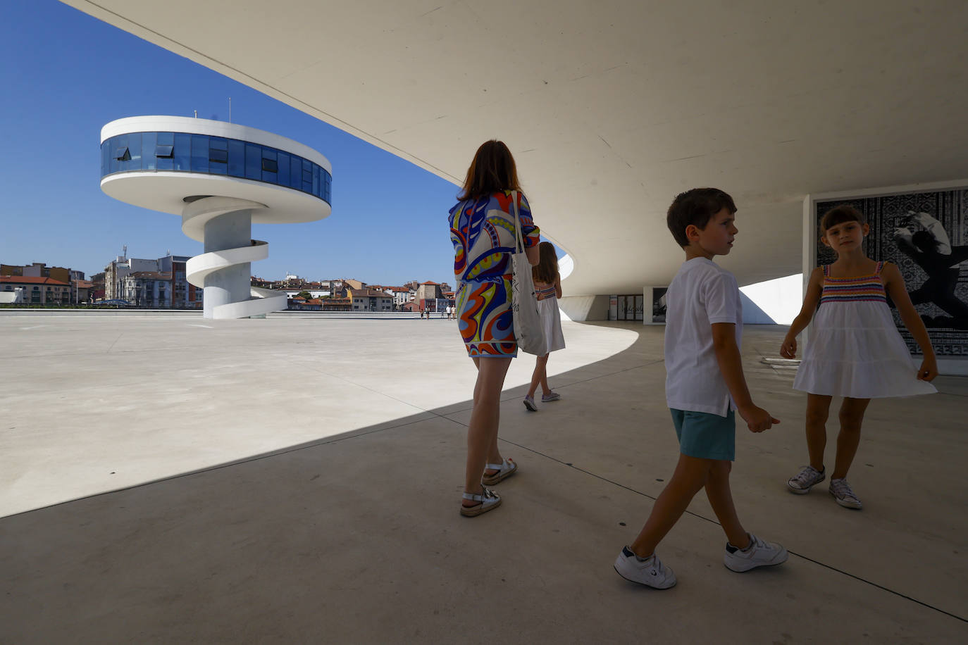 Paseos y playas y terrazas llenas: las imágenes de la jornada de calor en Asturias en pleno octubre