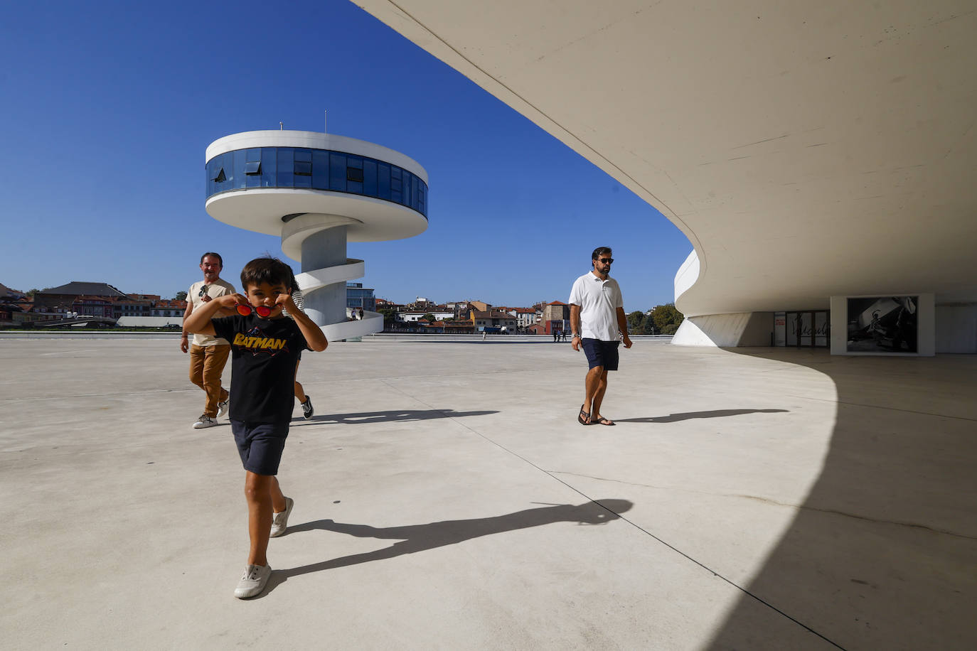 Paseos y playas y terrazas llenas: las imágenes de la jornada de calor en Asturias en pleno octubre