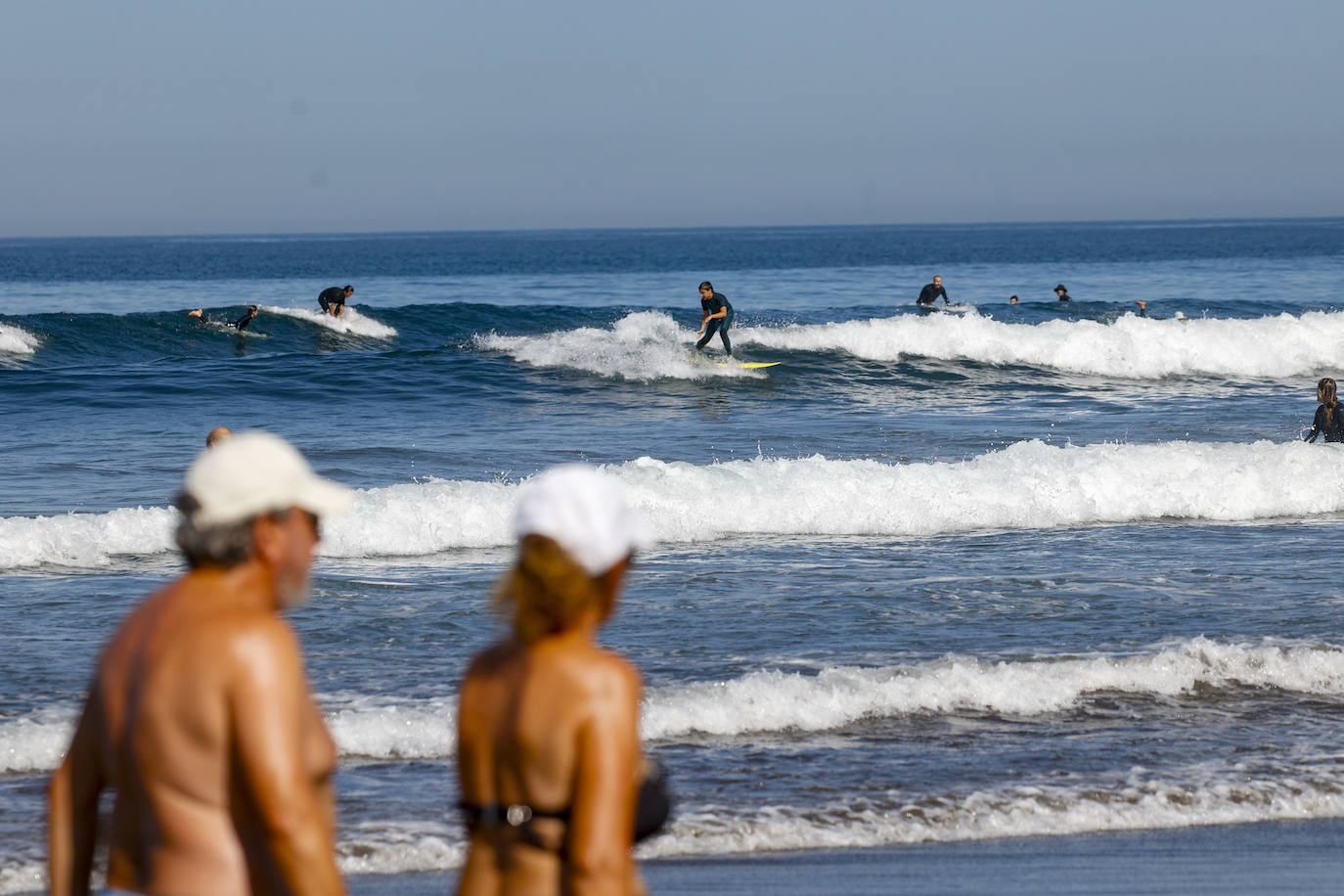 Paseos y playas y terrazas llenas: las imágenes de la jornada de calor en Asturias en pleno octubre
