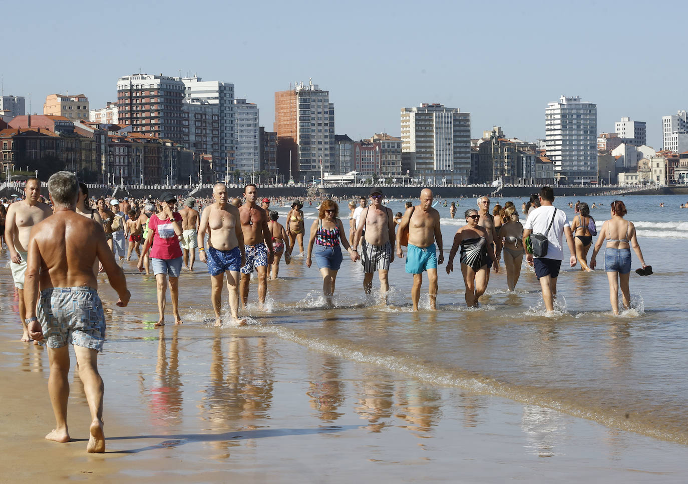 Paseos y playas y terrazas llenas: las imágenes de la jornada de calor en Asturias en pleno octubre
