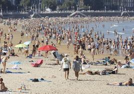 La playa de San Lorenzo, repleta de bañistas este domingo.