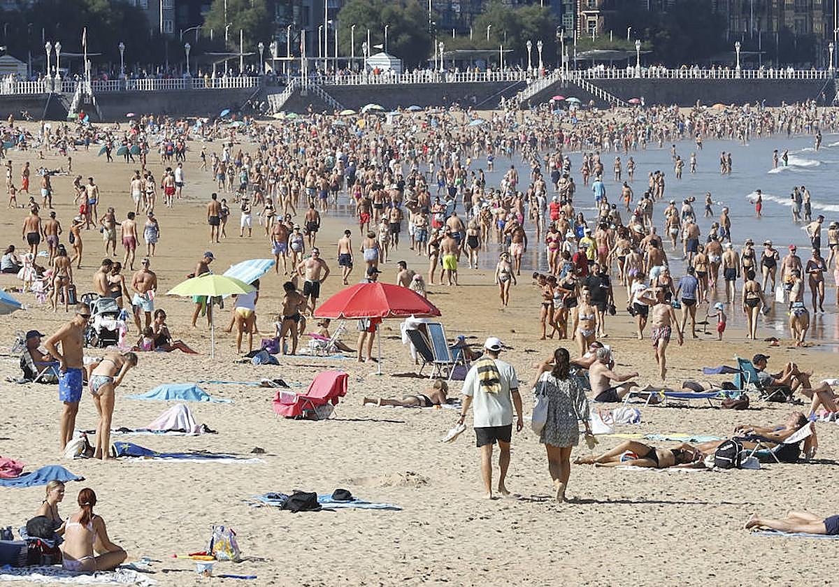 La playa de San Lorenzo, repleta de bañistas este domingo.